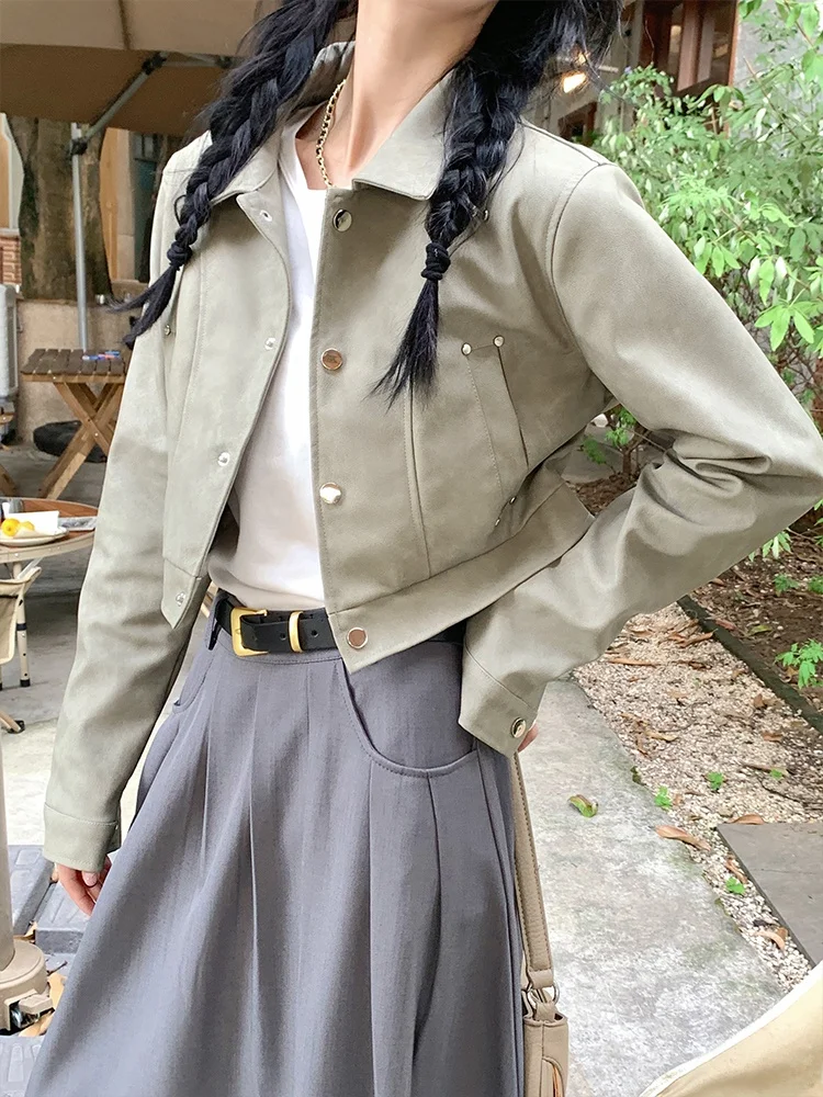 Jaqueta Feminina de Couro Preta Curta 2025 Nova Coleção Outono com Gola Virada, Estilo Motociclista, Corta-Vento, Versátil e Modeladora