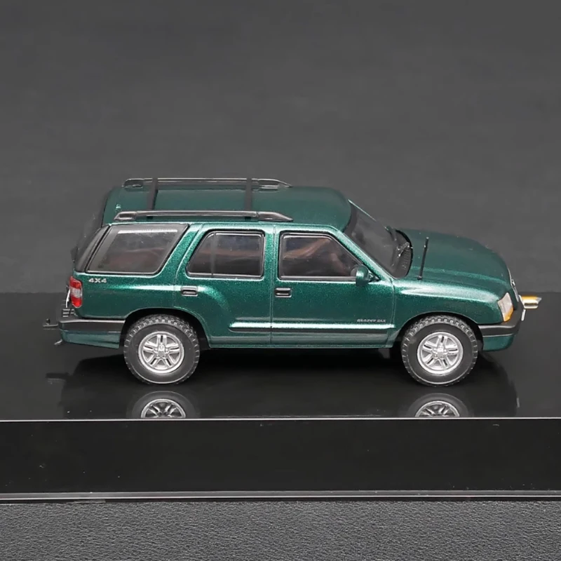 IXO moulé sous pression 1:43 échelle Blazer 2ème 2002 alliage modèle de voiture classique produit fini Simulation jouet Collection modèle statique
