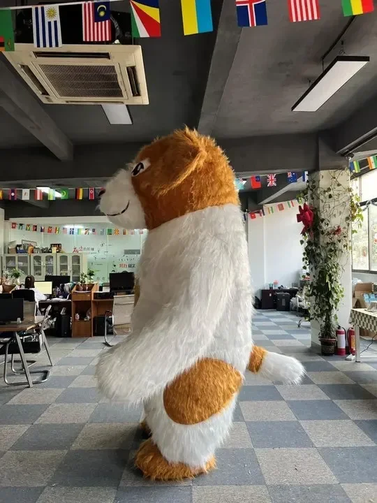 نفخ الكلب زي التميمة أبيض أصفر تضخم الكلب لطيف فروي تفجير وتتسابق لجميع القديسين عيد الميلاد يتوهم الدعائم الطرف