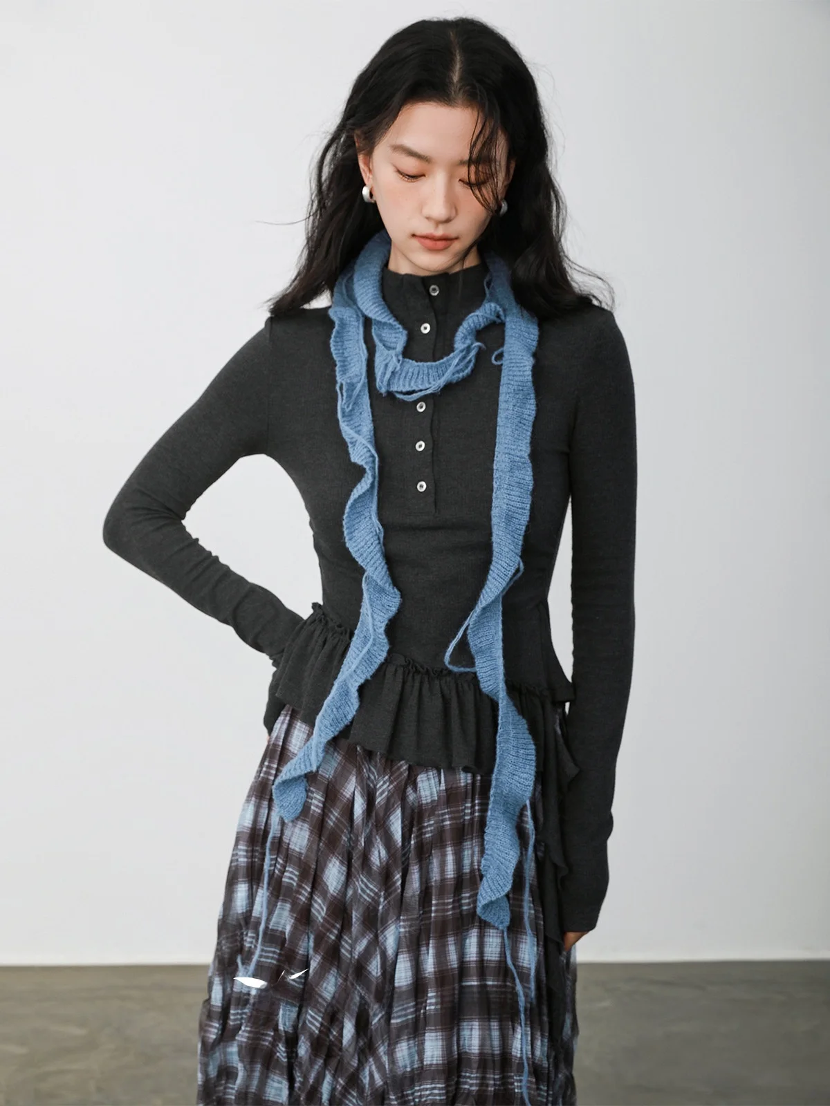 

INGKO round Ne T-irt with Button Detail And Lace Trim Deconstructed Sle A ey Long Sve Women's Cotton Blend Top