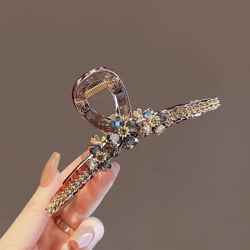 Leichte Luxus Kristall Vierblättriges Kleeblatt Großer Haargriff High-End-Haarspange aus Acrylmaterial Damen-Haarschmuck im französischen Stil – Detail 2