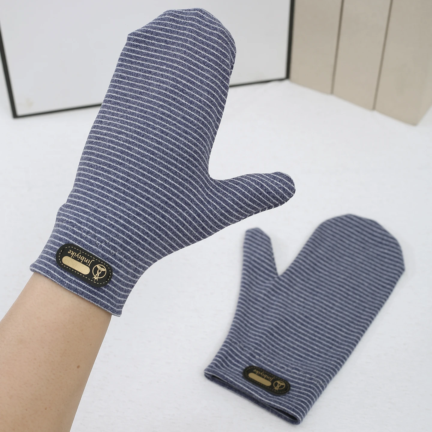 Рисунок 2 - Полосатые перчатки с соединенными пальцами