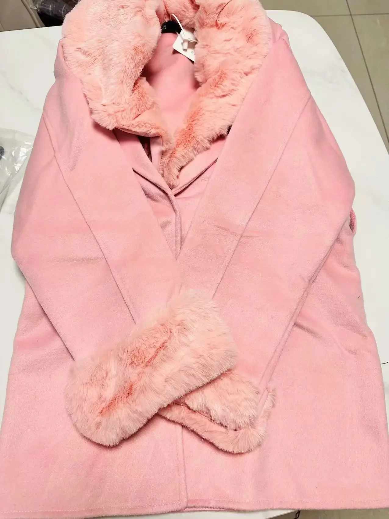 Cappotto di lana con collo in pelliccia rosa di fascia alta Autunno e inverno Nuovo cappotto di media lunghezza rosa unico in lana spessa stile coreano per le donne