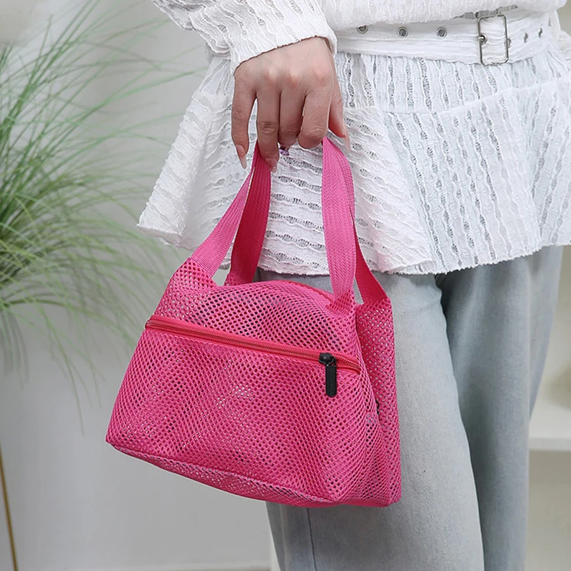 Torba na kosmetyki o dużej pojemności, stylowa i wytrzymała konstrukcja z siatki do podróży i sportu.