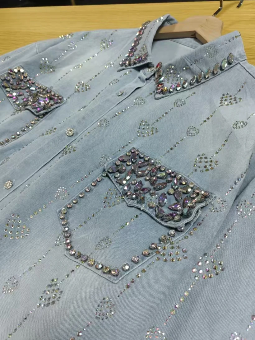 

Настоящая фотография, осень 2025 г., джинсовые рубашки с бриллиантами и блестками, горячие бурения, блузки для женщин, винтажные джинсовые топы, верхняя одежда, пальто