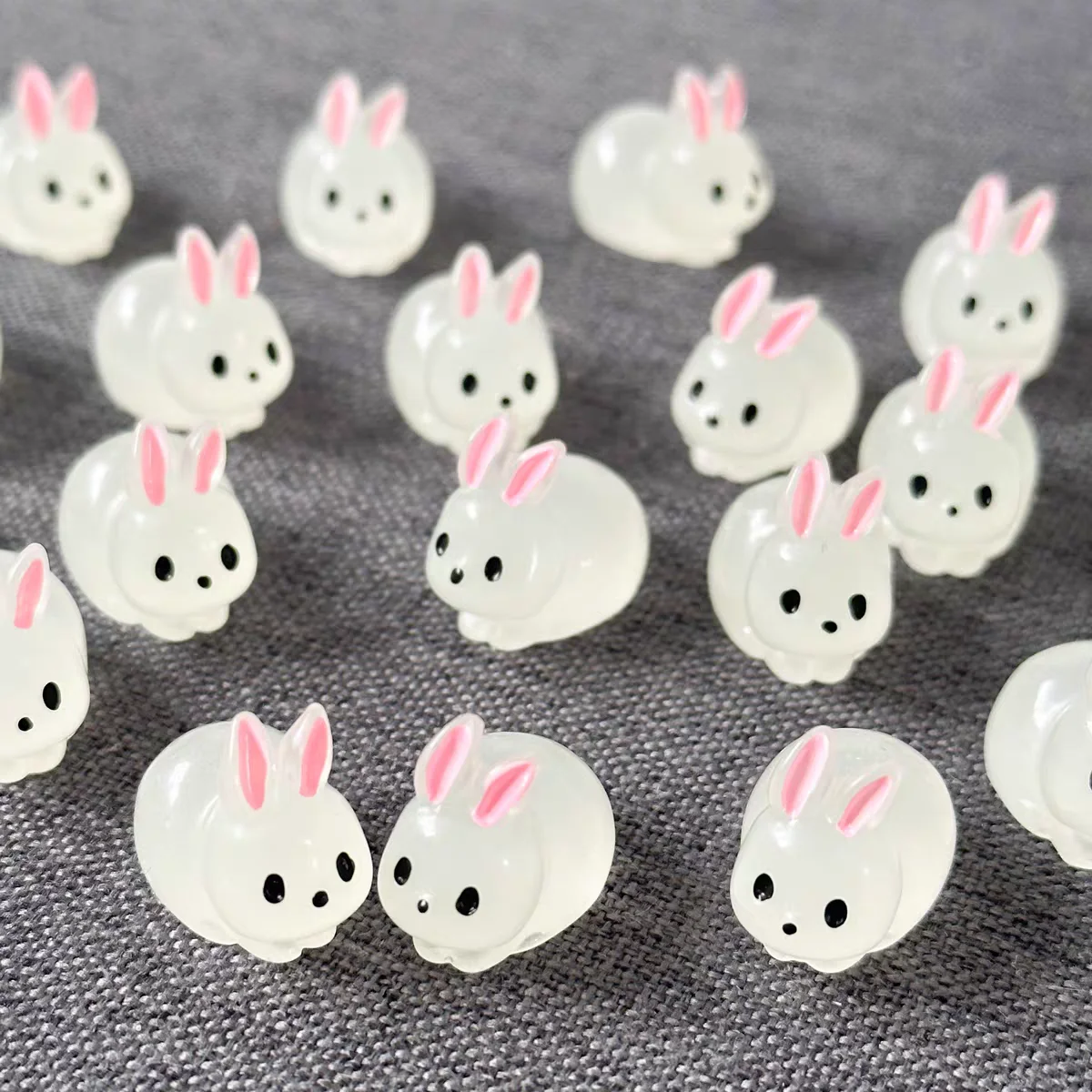 10/2Pcs Mini Glow Kaninchen Ornament Nightglow Tier Figuren Auto Innen Büro Wohnzimmer DIY Kaninchen Dekorationen Zubehör