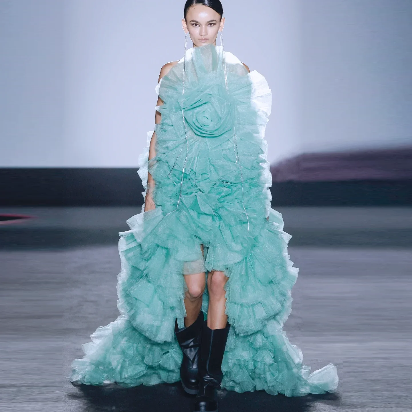 Nowe suknie na bal maturalny Couture w kwiaty Off ramię warstwowe wzburzyć sukienki na formalne przyjęcie wysokie niskie suknie na bal maturalny długie bez ramiączek