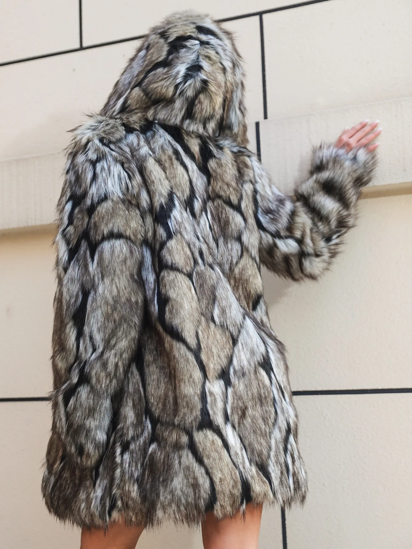 معطف نسائي أنيق يشبه الفرو الصناعي - سترة متوسطة الطول مستوحاة من الشرق الأوسط مناسبة للخريف/الشتاء للتنزه غير الرسمي