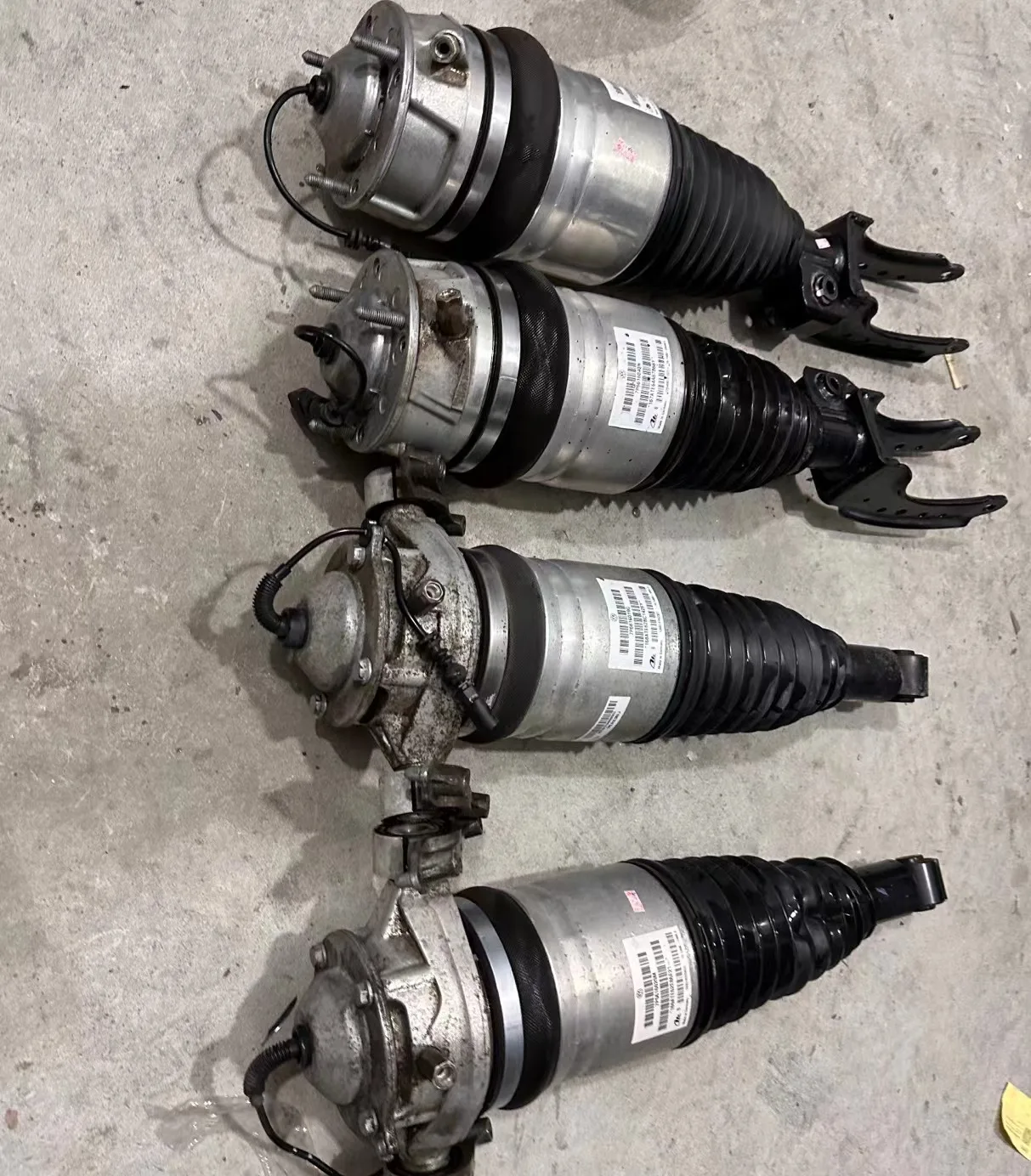 Applies for Porsche Touareg Shock Absorber Rear Shock Absorber air Shock Absorber