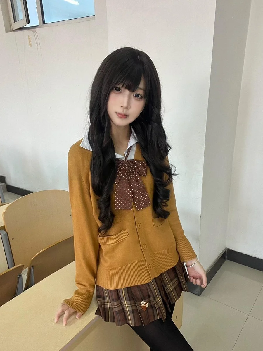 

Комплект из двух предметов: вязаный свитер с длинным рукавом и футболка. Универсальный повседневный модный образ для весны и осени.