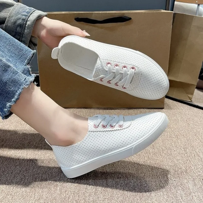 Nowe buty damskie 2023 moda koreański styl białe casualowe buty na platformie oddychające Low-top Sneaker damskie wulkanizowane buty