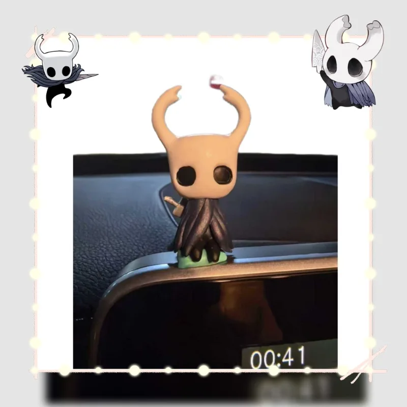 Hollow Knight Silksong Sitzende Ritterfigur Mini PVC-Statue Auto-Armaturenbrett-Dekoration Desktop-Sammlerstück Spielzeug für Spielfans