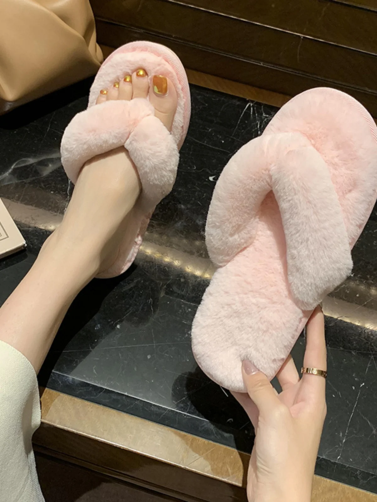 

Теплые модные женские тапочки с открытым носком и перекрестными ремешками, нескользящие, хлопковые, для дома, удобные, на плоской подошве, с коротким меховым ворсом внутри