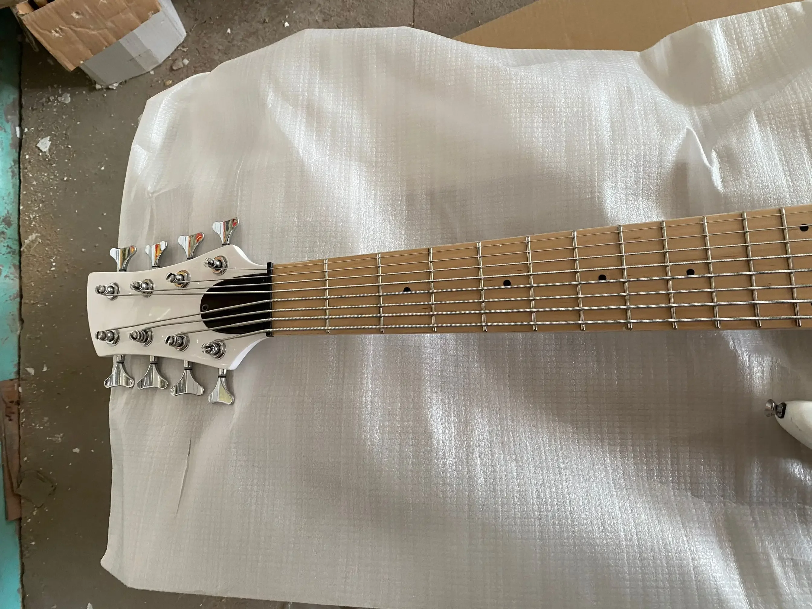 Hand Made 8 String Electric Bass Guitar 24 Frets White Varnish Finish