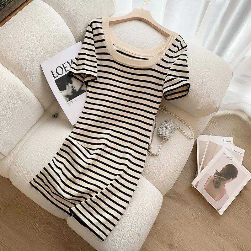 Xiaoxiang Fengbing Abito in maglia a righe con colletto quadrato in seta per donna in estate Nuova gonna T-shirt interna sottile a maniche corte