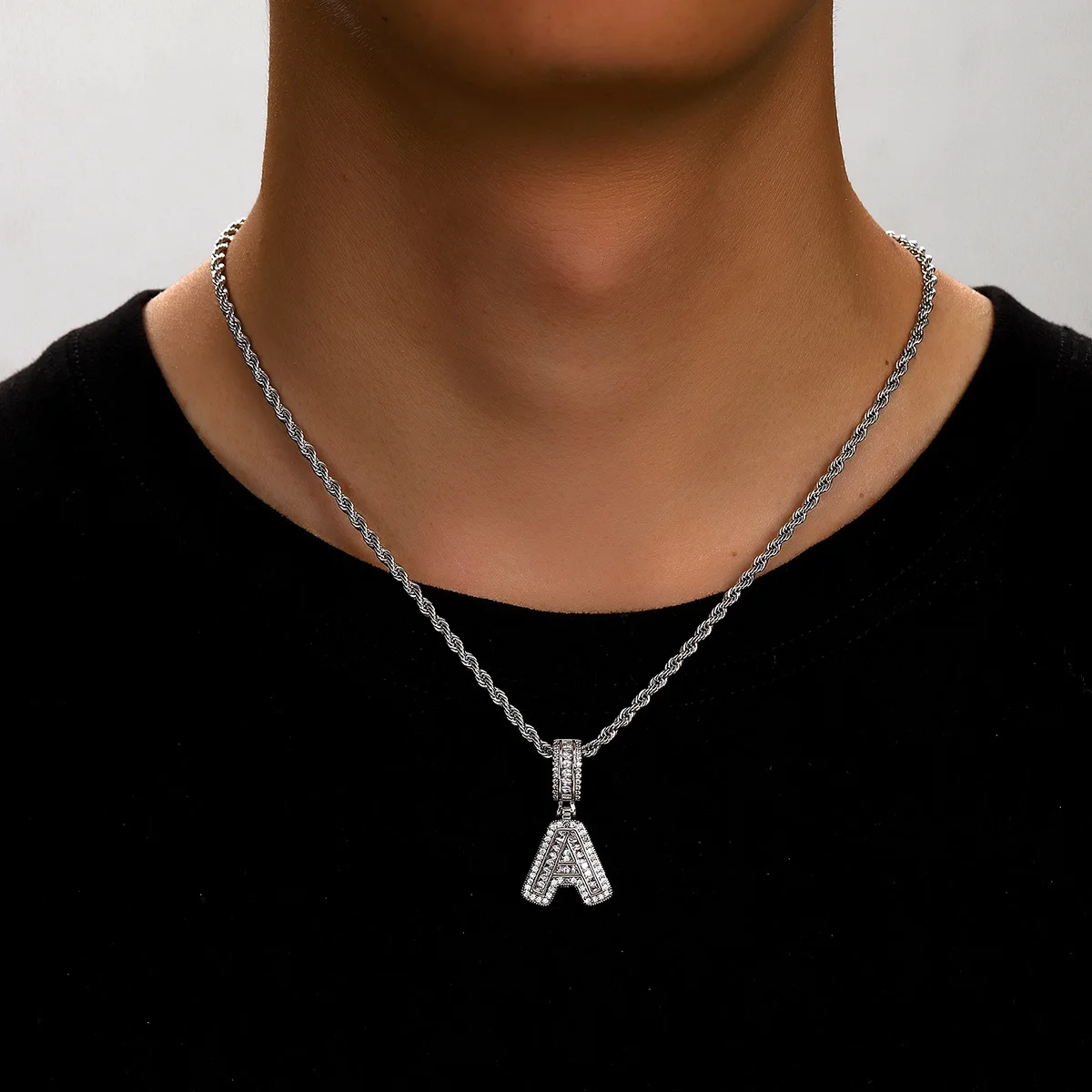 قلادة بحرف أمريكية مقاس 20 بوصة من النحاس المرصع بالزركون العصرية والفردية 26 قلادة بحرف إنجليزي للرجال، رائعة