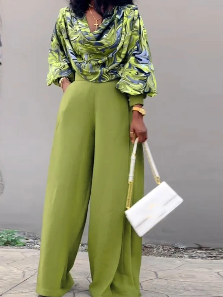 

Комплект из двух предметов: укороченный топ с рукавами-фонариками и повседневный комплект широких брюк на молнии с боковыми рюшами