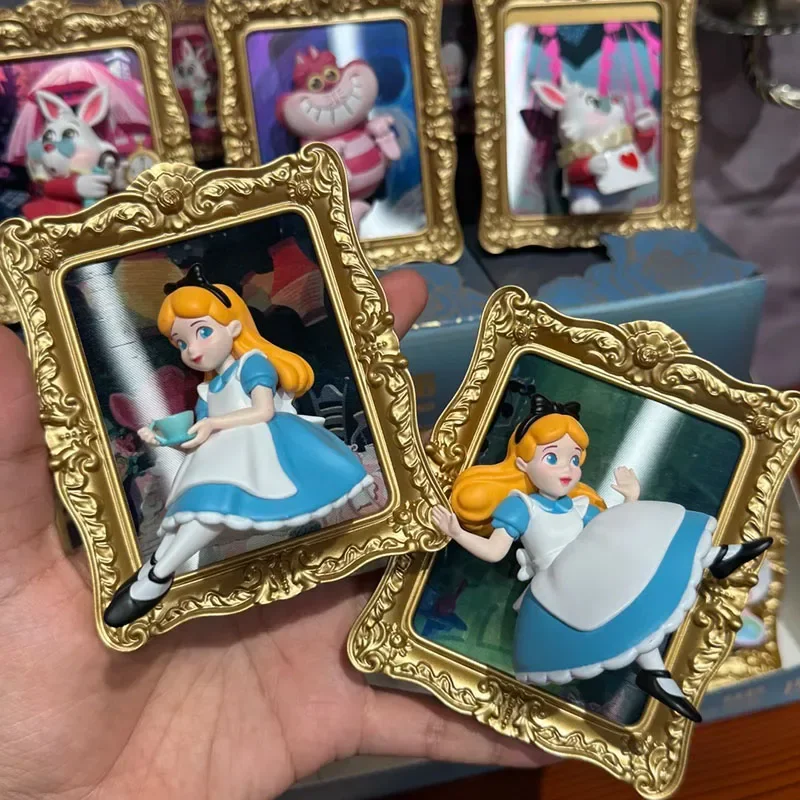 Artistiek ontwerp Eco-vriendelijk PVC Prachtige details, Alice Blind Box-model, Disney Fan Collectible Desktop Ornament Verjaardagscadeau