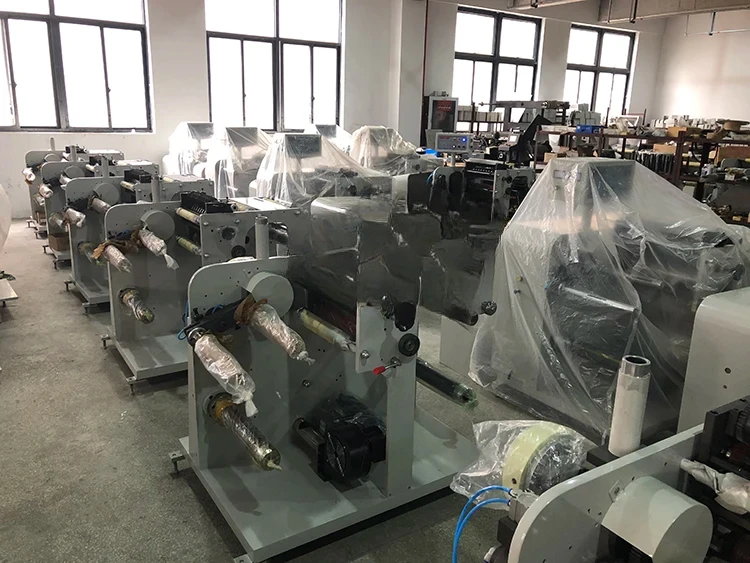 Taglierina e riavvolgitore per etichette adesive a torretta automatica ad alta velocità