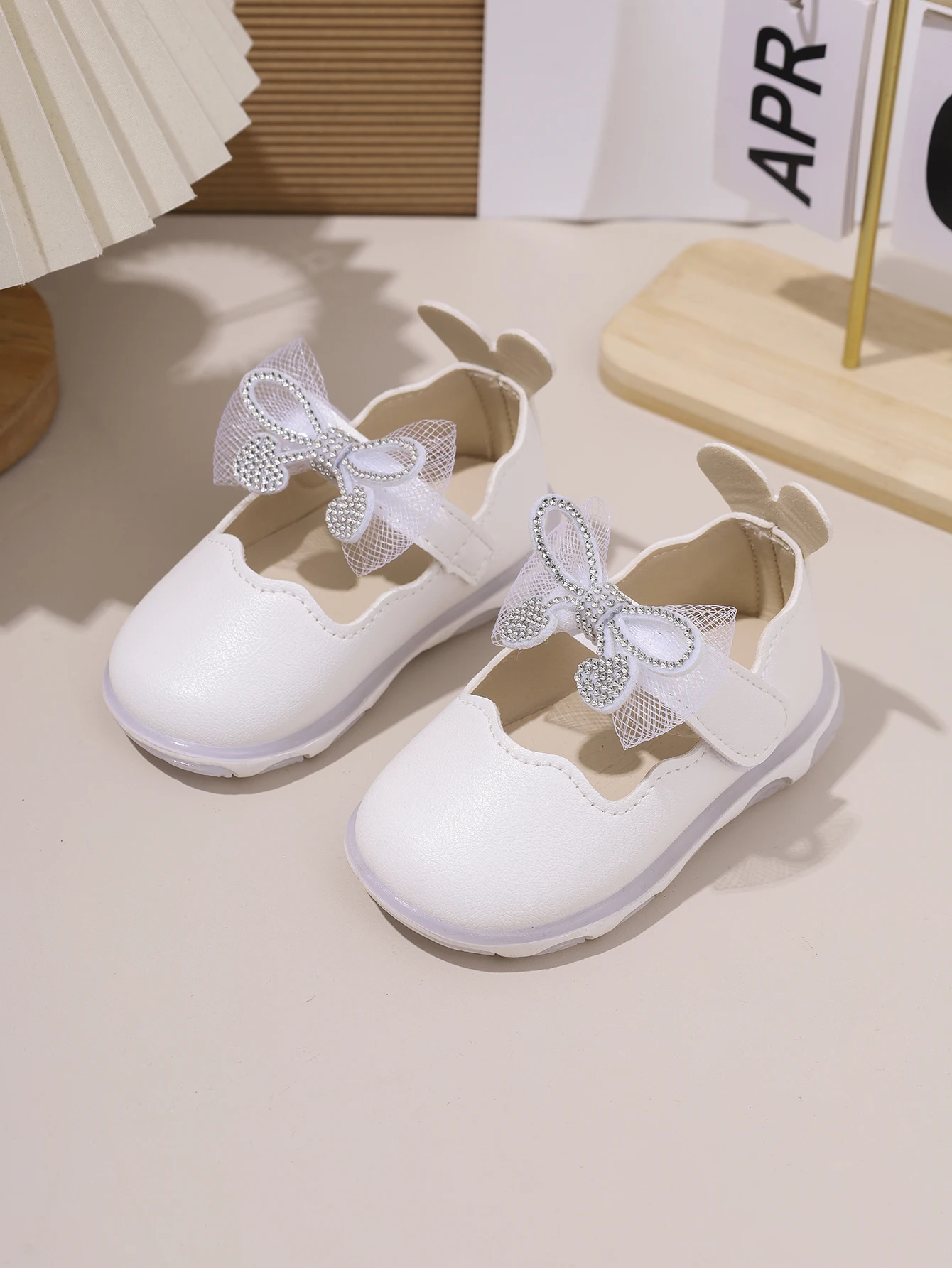 

Новая пара детских одинарных туфель Мэри Джейн с бантом, сделанных в стиле принцессы мечты, подходит для платьев принцессы.