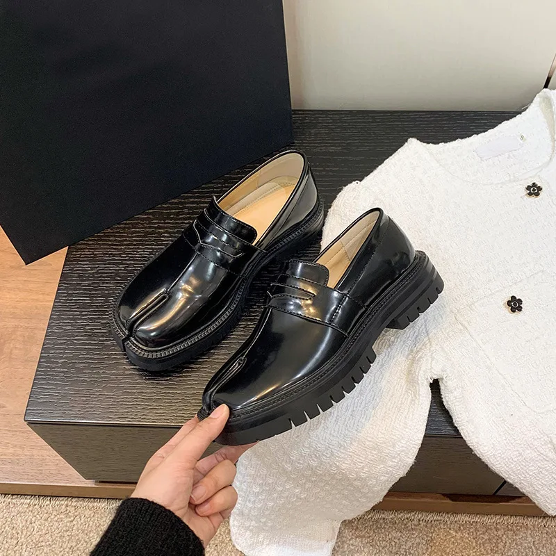 

Luxury Designer Shoes for Men Women 2026Fashion Genuine Leather Loafers Autumn Men Sneakers Couple Shoes Brand Zapatos De Hombre
