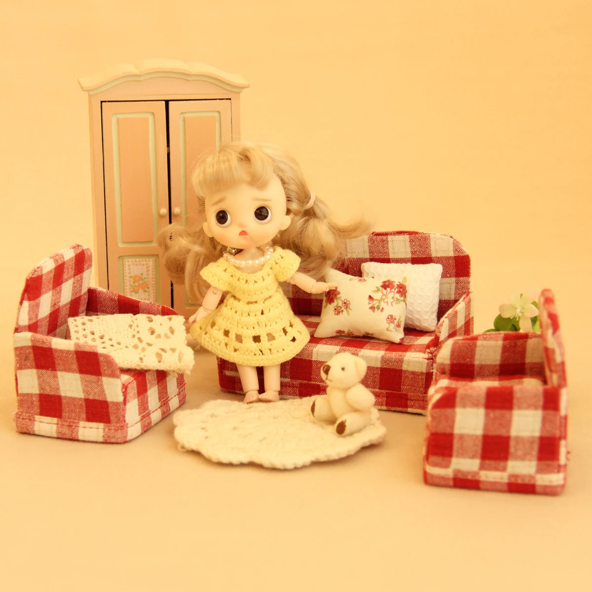 1:12 أثاث صناعي مصغر قماش أحمر منقوش أريكة واحدة ومزدوجة قابلة للطي مناسبة لـ Bjd Ob11 أثاث منزلي للمنزل