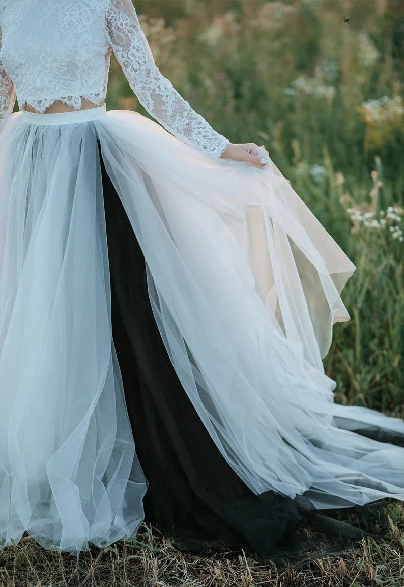 เสื้อเปิดหลังสไตล์โบฮีเมียนสีดำขาว กระโปรงไล่เฉดสีขาวดำ และชุดเจ้าสาวแยกชิ้นแบบใหม่ของโซเฟียจาก Stylishbrideaccs ชุดแต่งงานสีดำขาว