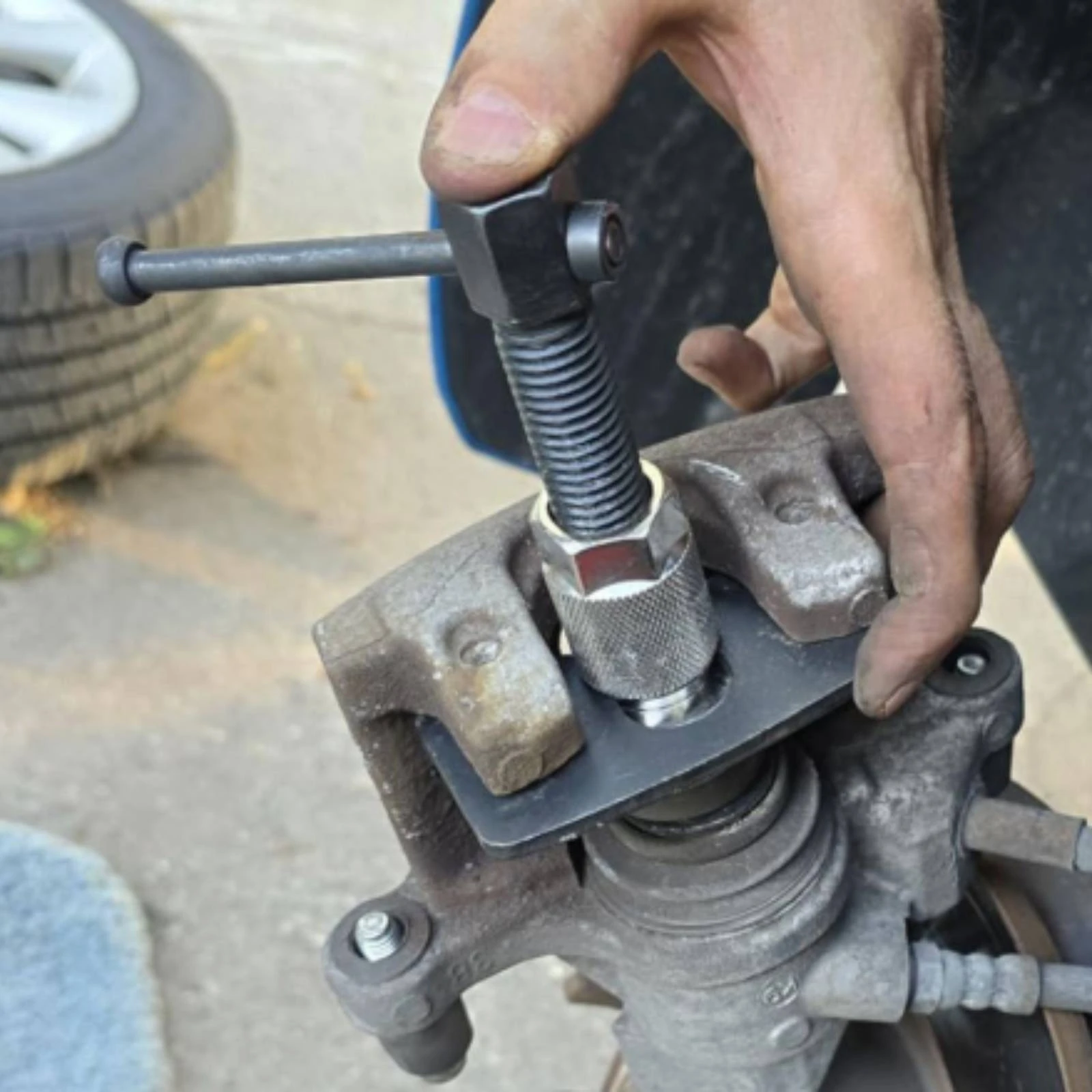 

Brake Caliper Piston Tool Knurled Grip Piston Reset Tool Disc Brake Compressor Metal Finish Compact for Mechanics, Garage