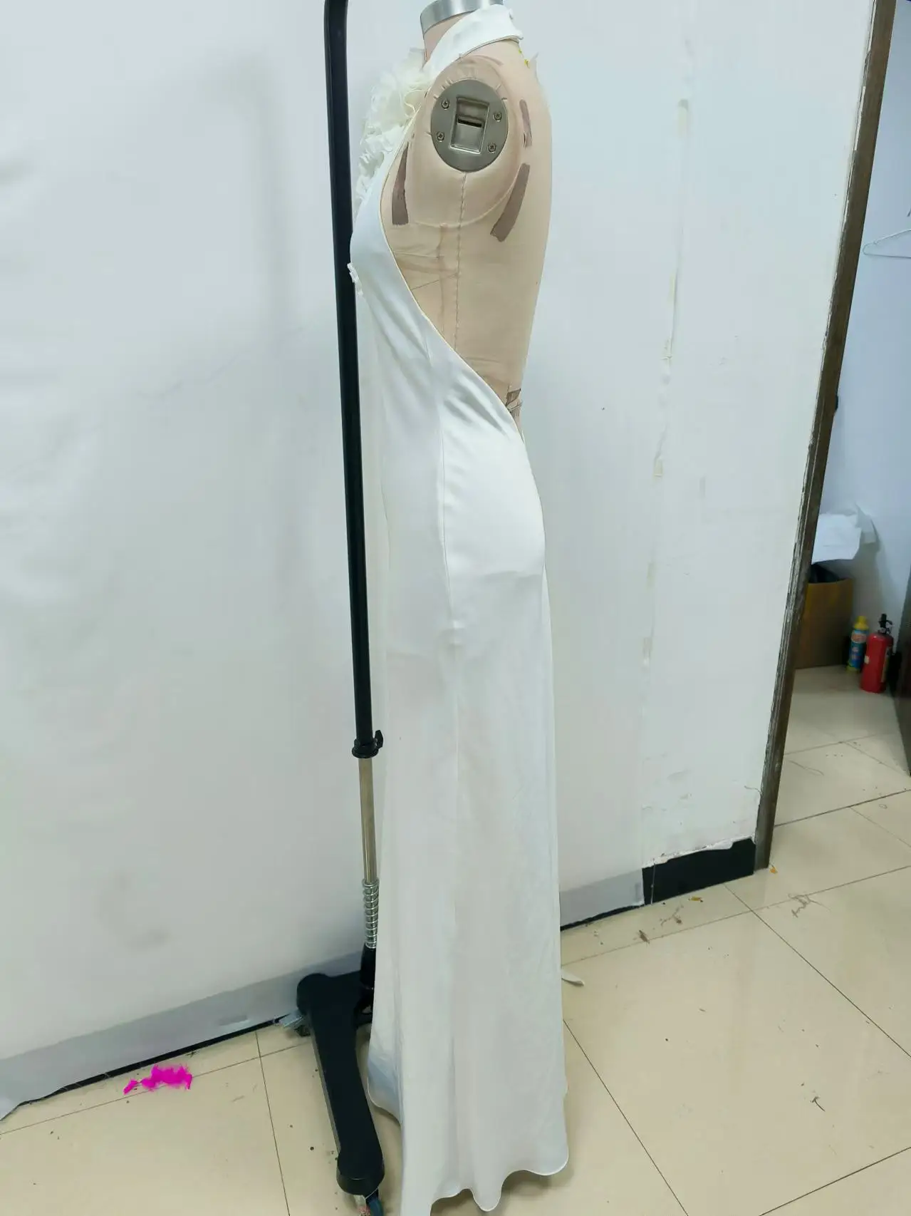 Elegant White Floral - Embellished Halter Backless Long Dress Sleeveless Upscale Evening Events Wedding Gown
