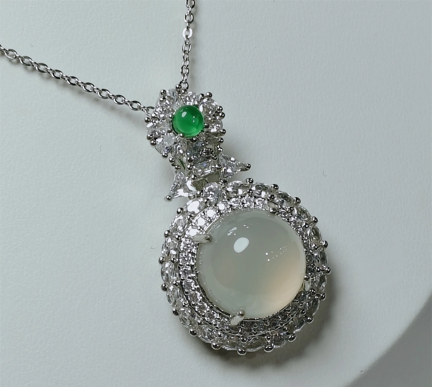 

A Ice Jade Green Chalcedony Pendant 925 Silver Plated Inlaid Myanmar Zhengyang Green Full Green Fashion Agate Jade Necklace