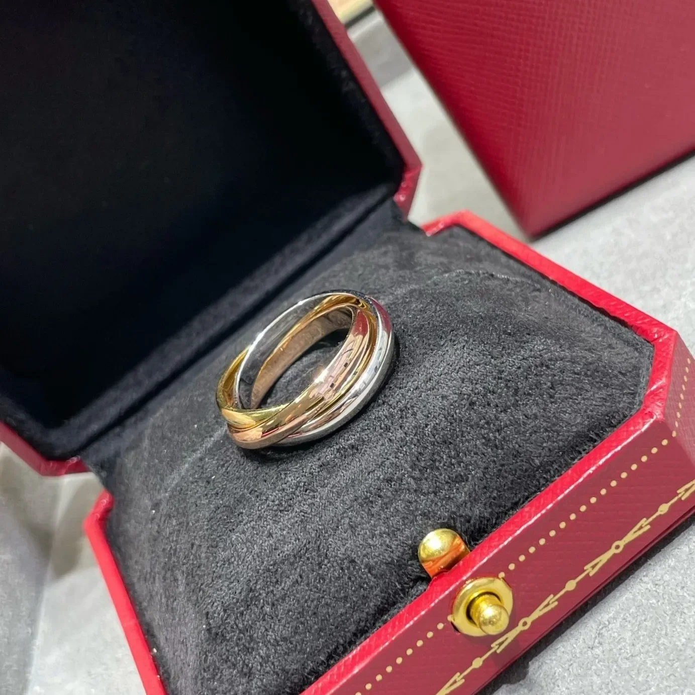 

Kajia's high-end three-color three-ring ring is unique, niche and fashionable. It's a CNC-engraved ring suitable for both men