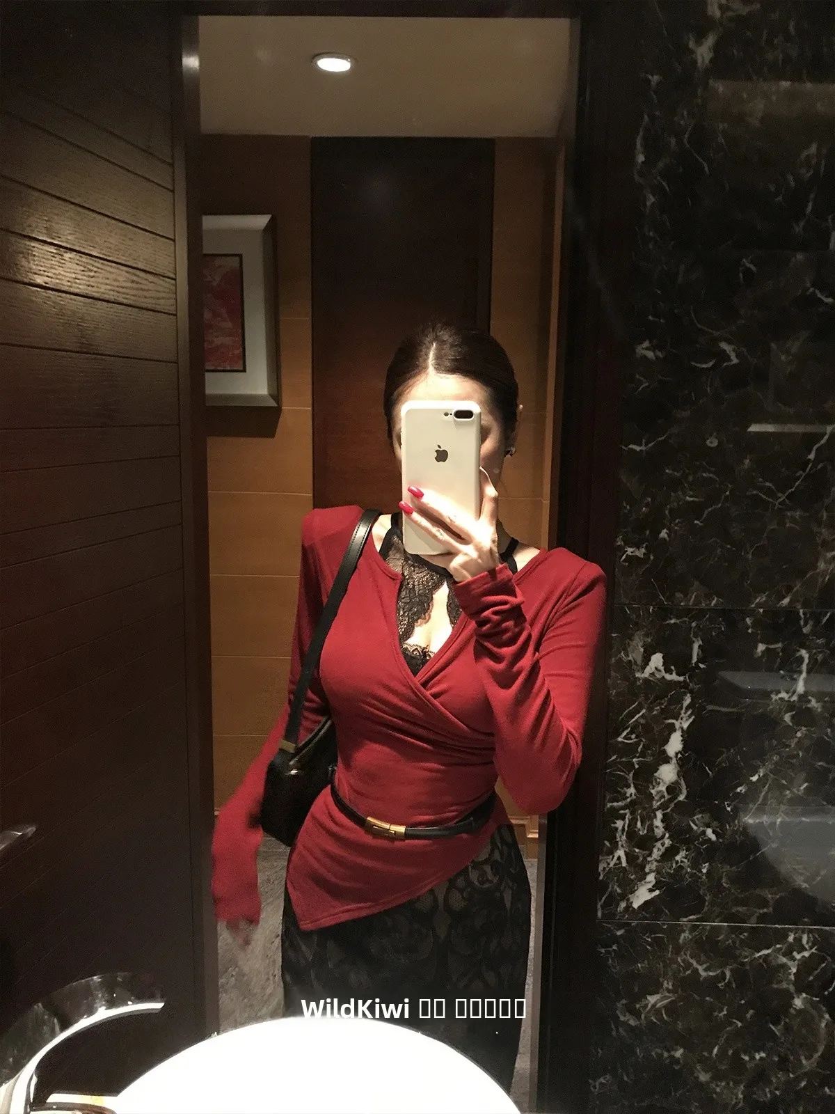 

Женский комплект Wild Kiwi: красная футболка с V-образным вырезом, кружевной отделкой и флисовой подкладкой, а также базовый слой с длинным рукавом, стандартный крой, для повседневной носки