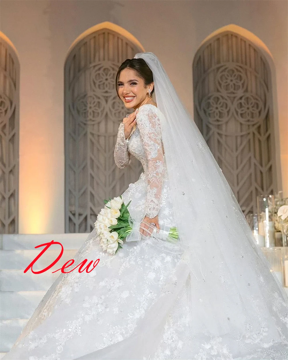 ที่กําหนดเองคุณภาพสูงสีขาวซาตินชุดเจ้าสาวอารมณ์ที่ไม่มีสายหนังแขนยาวชุดแต่งงาน Chapel Train เปิดกลับชุด