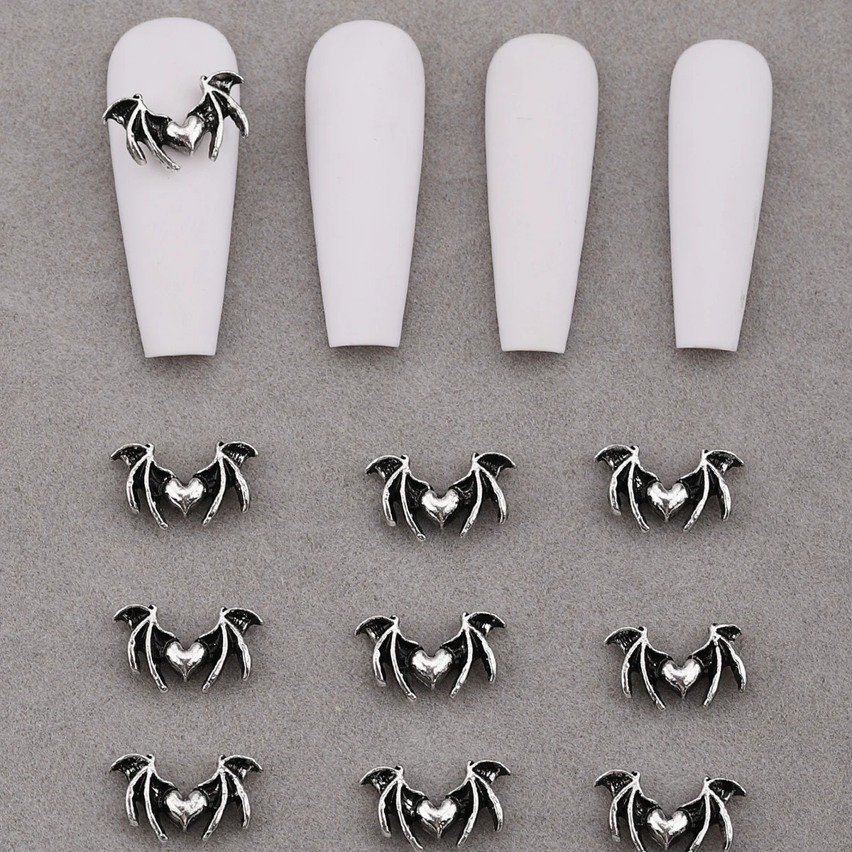10ชิ้นแผ่นติดเล็บ Devil Love แนวสตรีทแต่งปีกสเตอริโอสีเงินแนววินเทจประดับเล็บสไตล์โลหะ Y2K เข้ม10ชิ้น