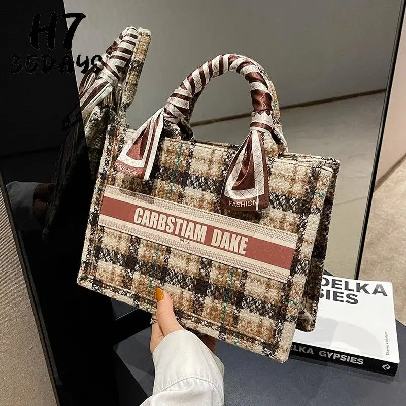 Advanced Feeling Bag for Women Large Capacity New Trendy Fashion Cloth Bag Checkered Shoulder Handheld Commuter Tote Bag