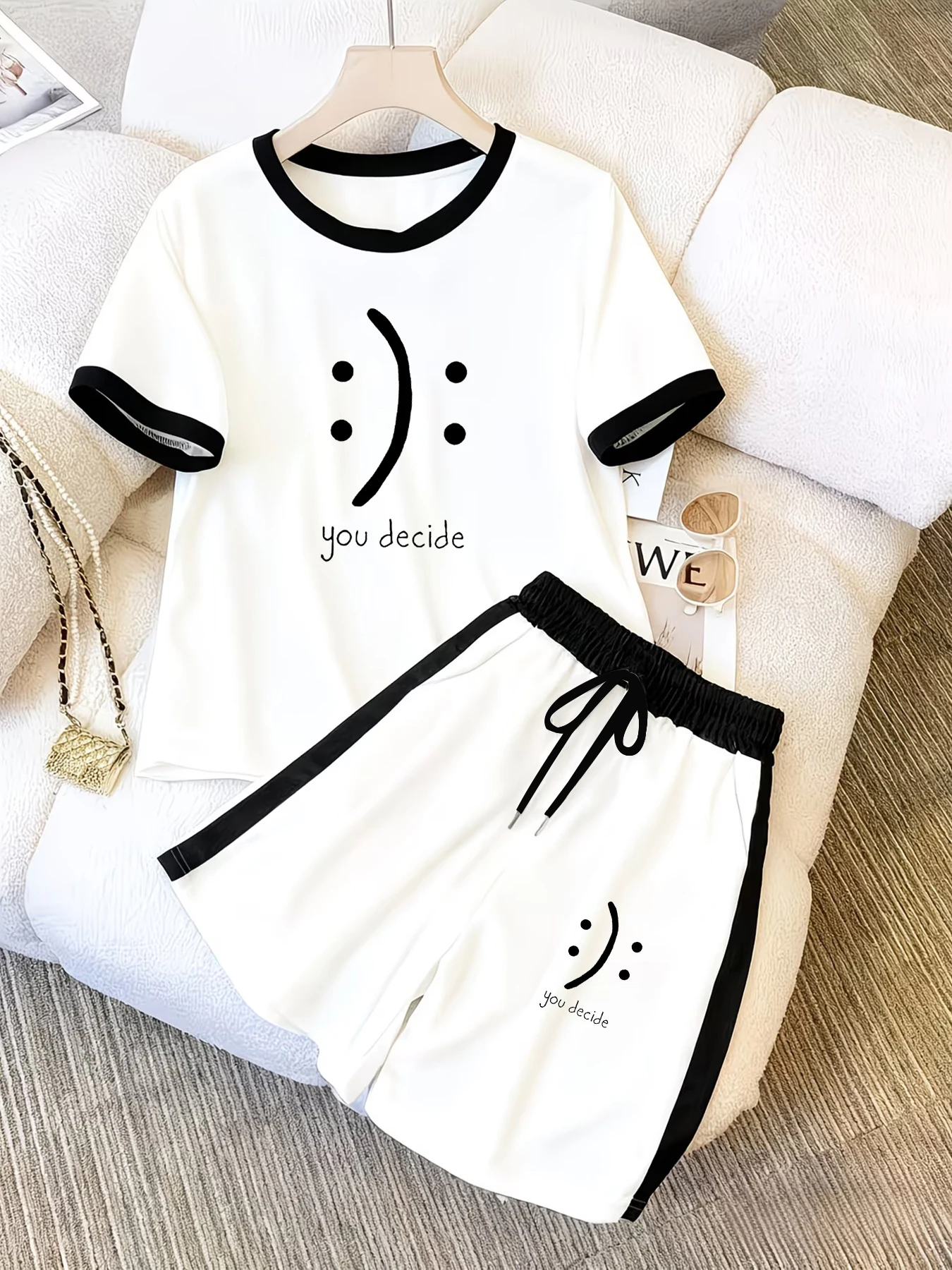 Summer Thin Breathable Casual Set: Soft and Comfortable Short-Sleeve Top + Shorts, Fun Smiley Face Print, Color-Blocking Casual Sports Two-Piece Set view 5