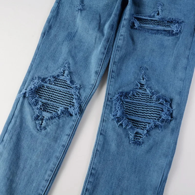 Jeans skinny masculinos de moda estilo americano enrugados elásticos e justos com remendos rasgados. Novo estilo para quatro estações em 2024.