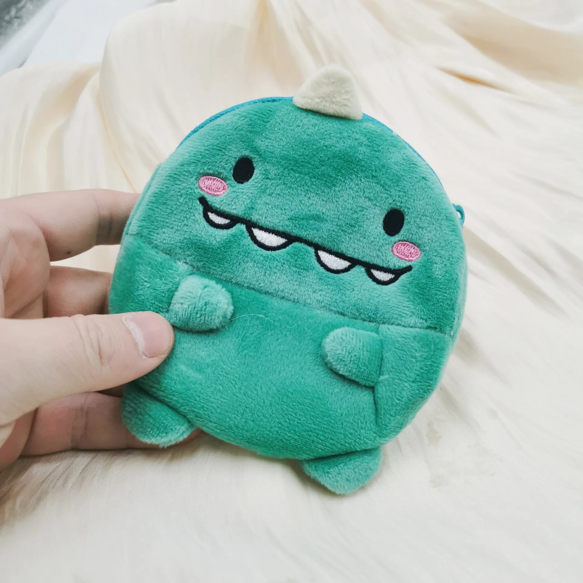 محفظة عملات معدنية من القطيفة الكرتونية الإبداعية، وحقيبة عملات الأفوكادو، وحقيبة تخزين العملات المعدنية القطيفة، وسلسلة مفاتيح، وحقيبة ظهر وقلادة