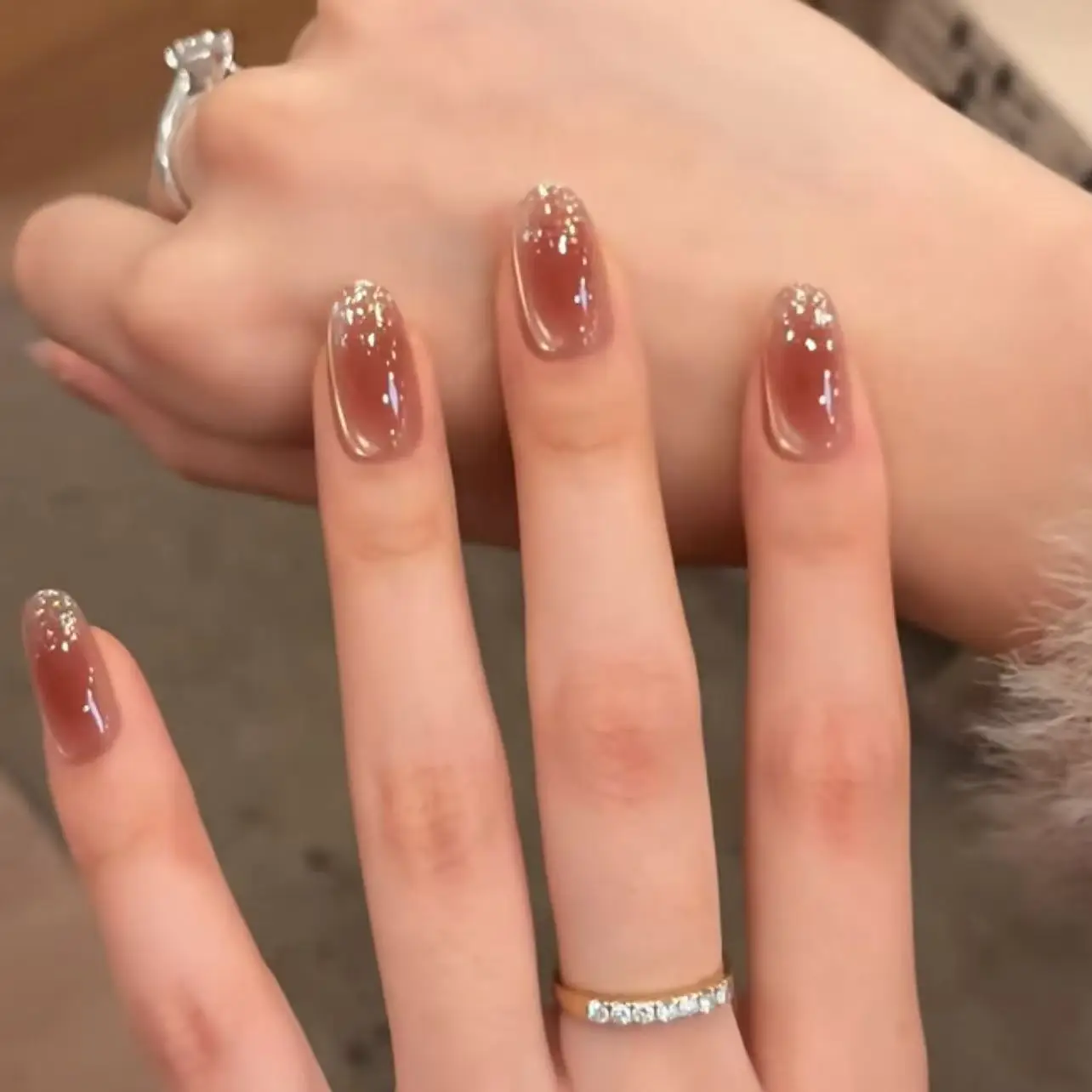 

10 шт. коротких овальных накладных ногтей ручной работы, сияющие красные, с эффектом кошачьего глаза и градиентным дизайном, накладные ногти для маникюра, накладные ногти для девочек