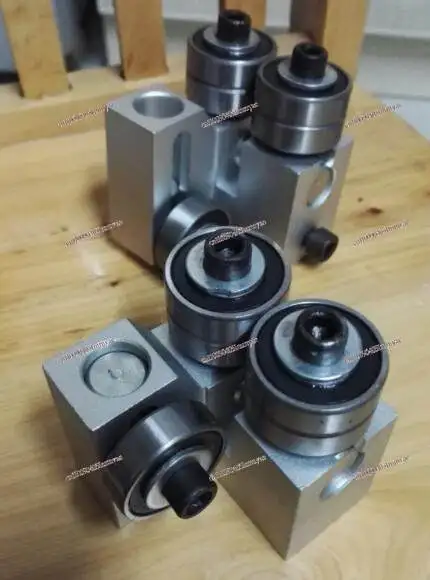 Upper saw clamp, lower saw clamp, guide bearing, saw clamp fixed shaft