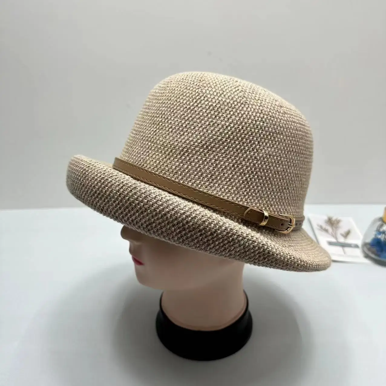 قبعة دلو محبوكة خفيفة الوزن بإبزيم جلدي للربيع والصيف والحماية من الشمس على الطراز البريطاني عصرية للسفر ومتعددة الاستخدامات