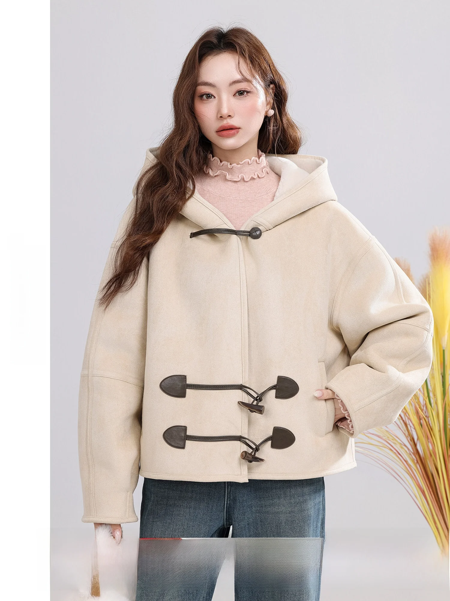 

Тепло и стиль: Женское пальто Autumn Lane Ginkgo Warmth из кожи с мехом, винтажный дизайн, длинный рукав, с капюшоном, оверсайз