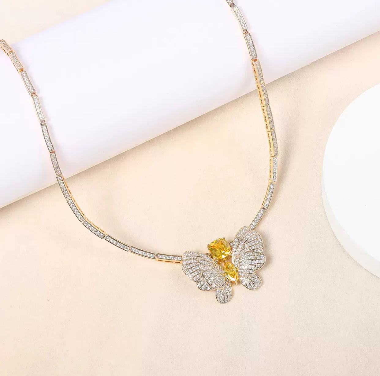 [حلو ورومانسي] قلادة وأقراط حلوة فاخرة وأنيقة مكونة من قطعتين بتصميم عالي الجودة وياقة أقراط