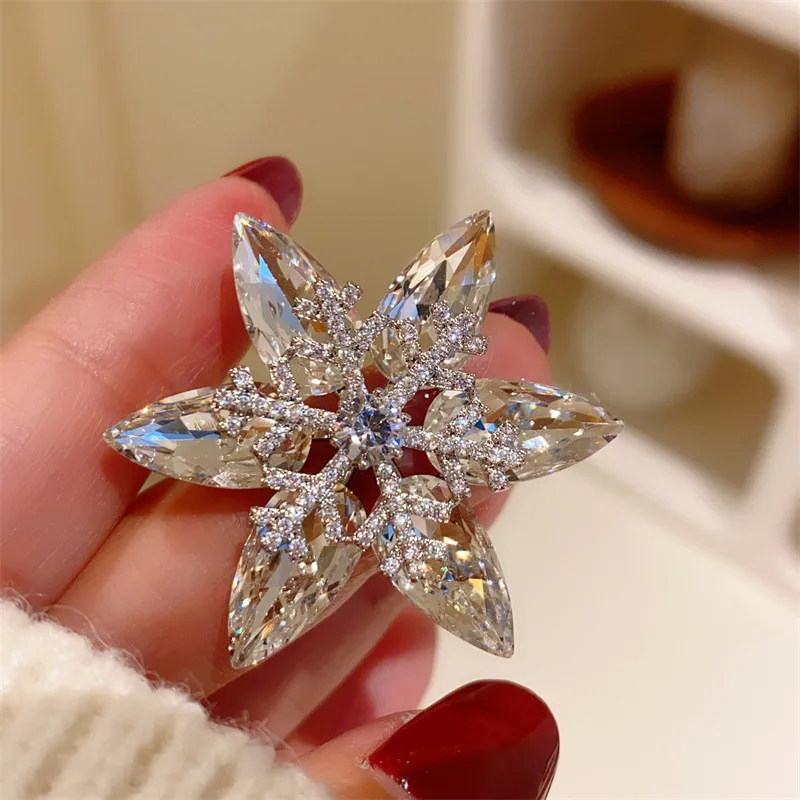 New super beautiful bright crystal rotatable snowflake brooch brooch brooch temperament zircon suit pin