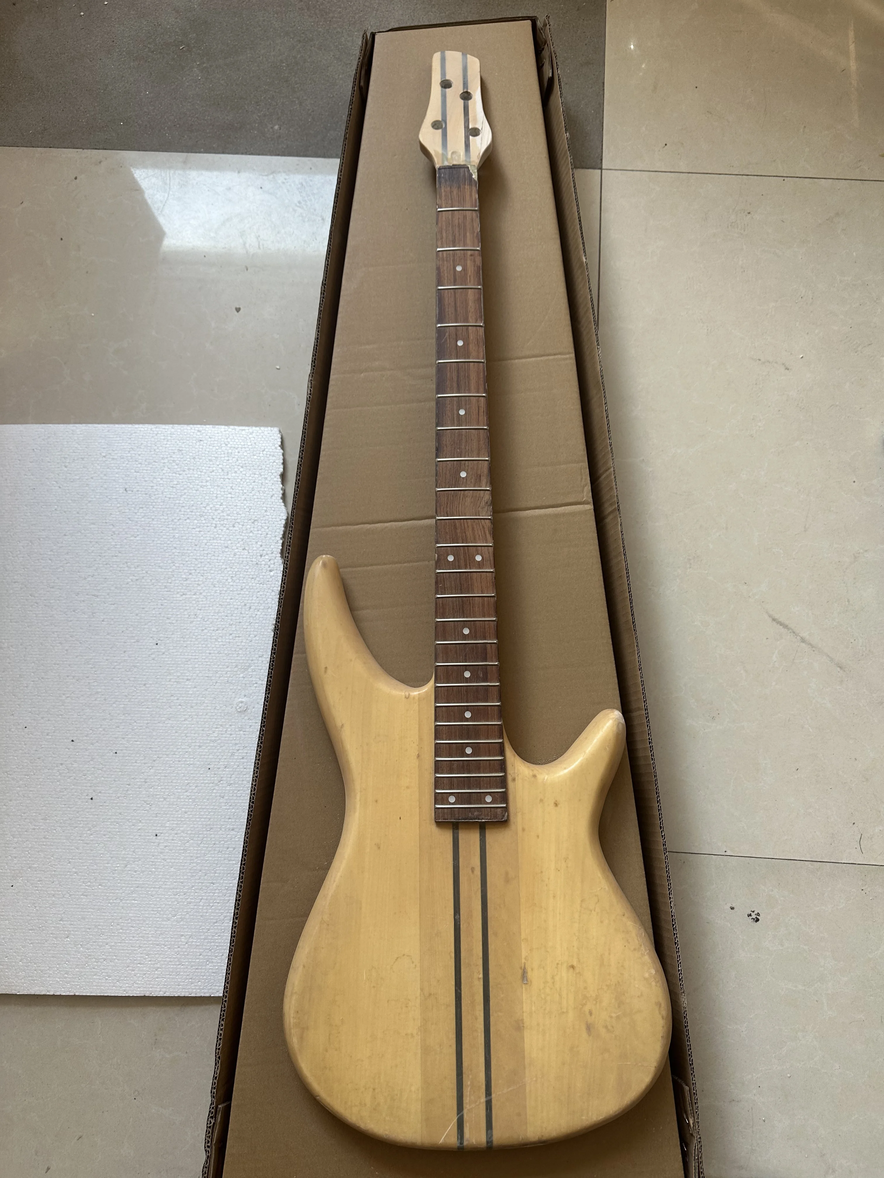 

Stock Years Defective Customized 4 Strings Only One Basswood Electric Bass Guitar Body and Neck Unfinished Rosewood Fretboard