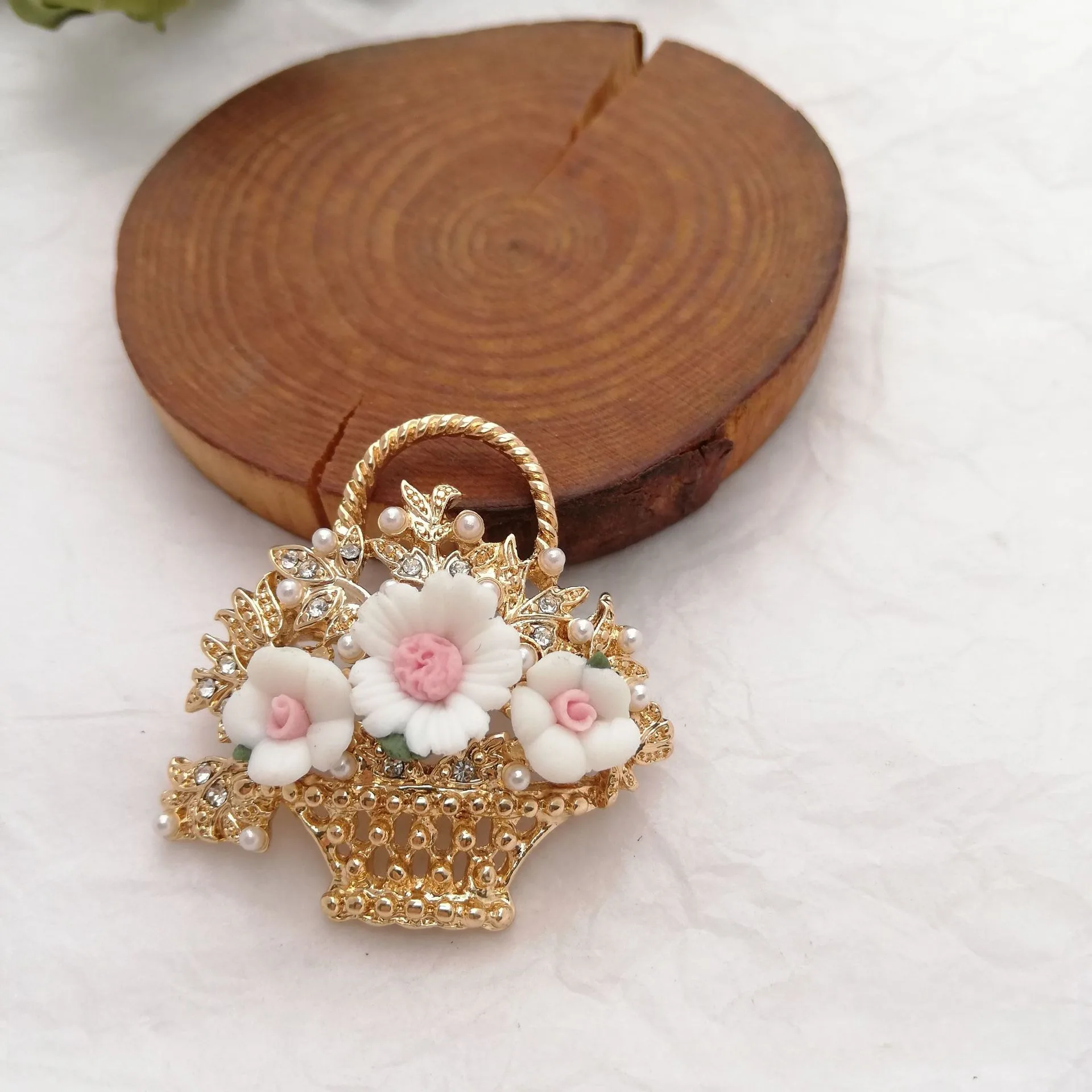 Cross border clothing accessories, flower chest flower pin, vintage pearl fresh flower basket soft ceramic brooch for women