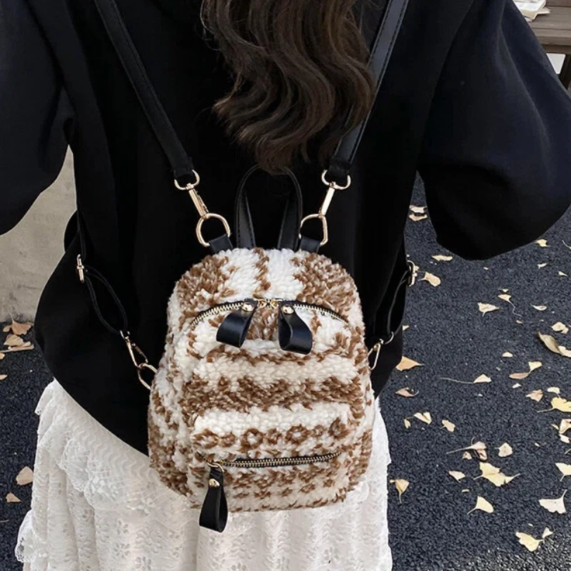 

Новые зимние женские бархатные рюкзаки в стиле ретро, мягкие повседневные сумки на плечо большой вместимости, женские универсальные маленькие сумки для покупок для отдыха