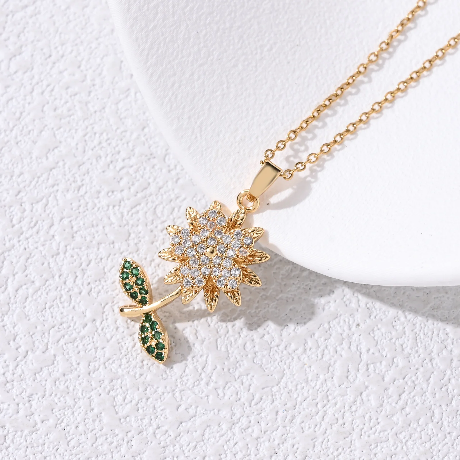 1 piece of 360 ° rotating sunflower pendant necklace, romantic flower jewelry accessory gift for family, friends, and loved ones