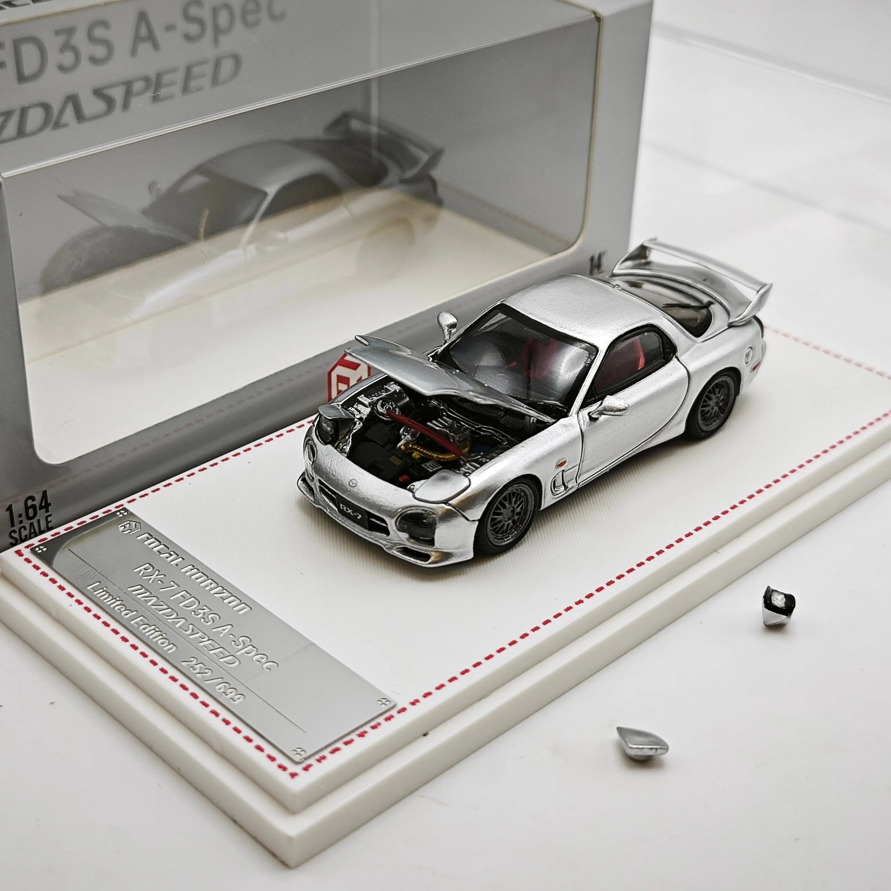 Modelo de Carro em Liga FH 1:64 RX-7 FD3S A Spec com Capô Aberto