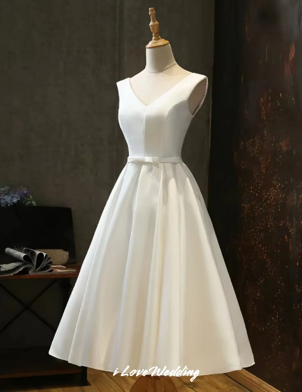 Branco com decote em v vestidos de baile cetim sem mangas arco vestido de baile plissado aberto volta criss-cross chá-comprimento vestido 2025 personalizado